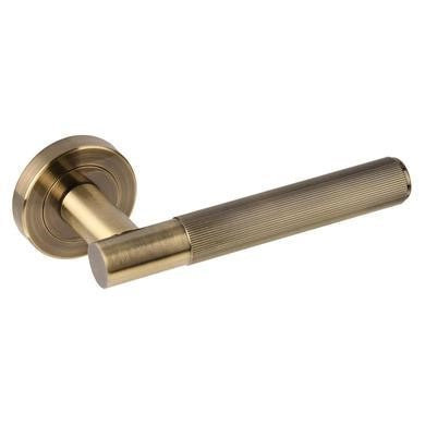 L&H ULTIMATE IMAGE WC  LEVER ANT BRASS